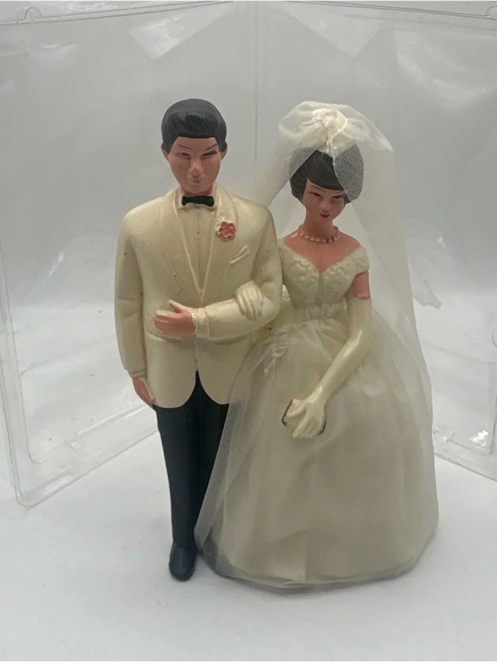 Classic Ivory Bride and Groom Cake Topper - Elegant Wedding Figurine